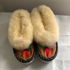 Cozy Shearling Slippers with Embroidered Decoration